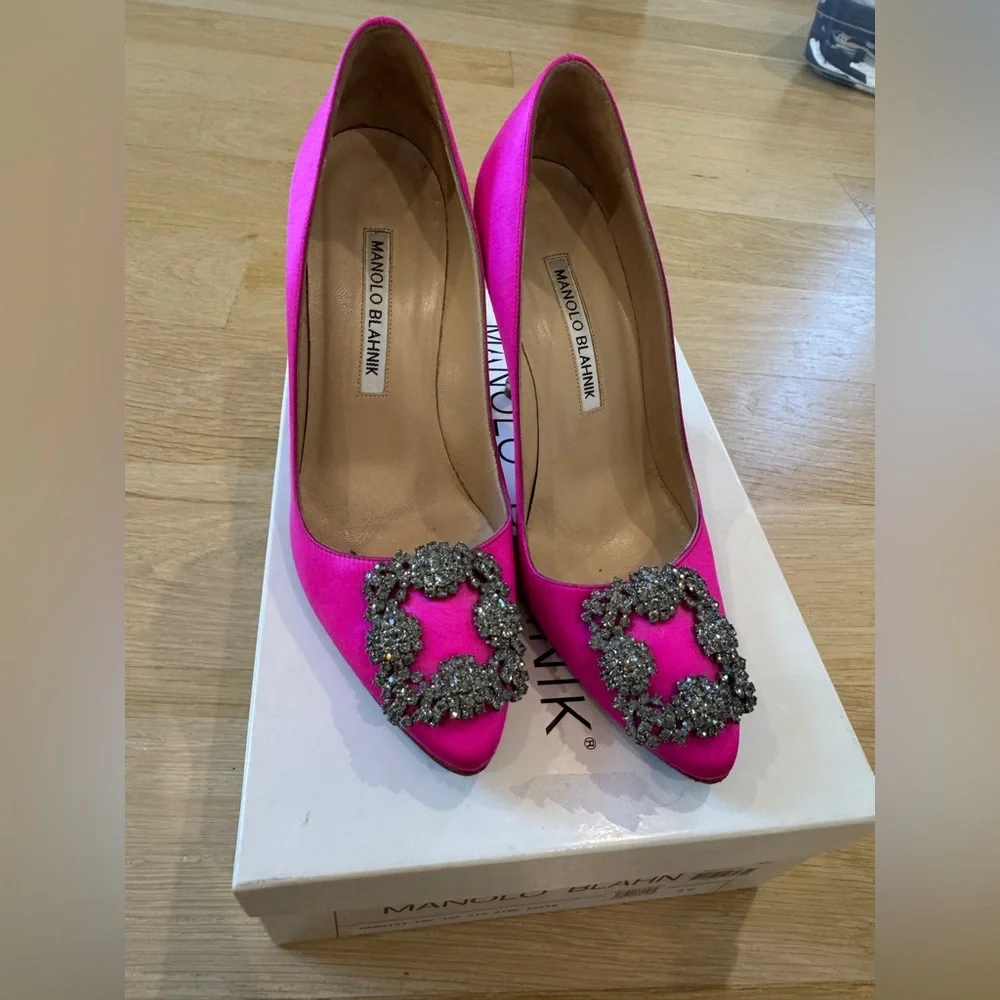 Manolo Blahnik Hangisi Silk Pumps size 36 - Picture 2 of 16